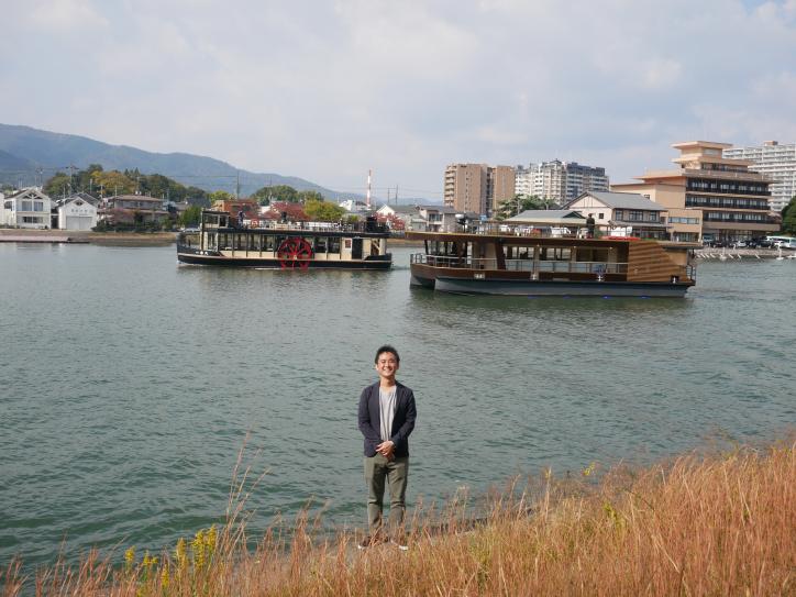 <font size='2' color='blue'>遊覧船が悠々と行き交う瀬田川を背景に、お話はどんどん深まっていきます。</font>