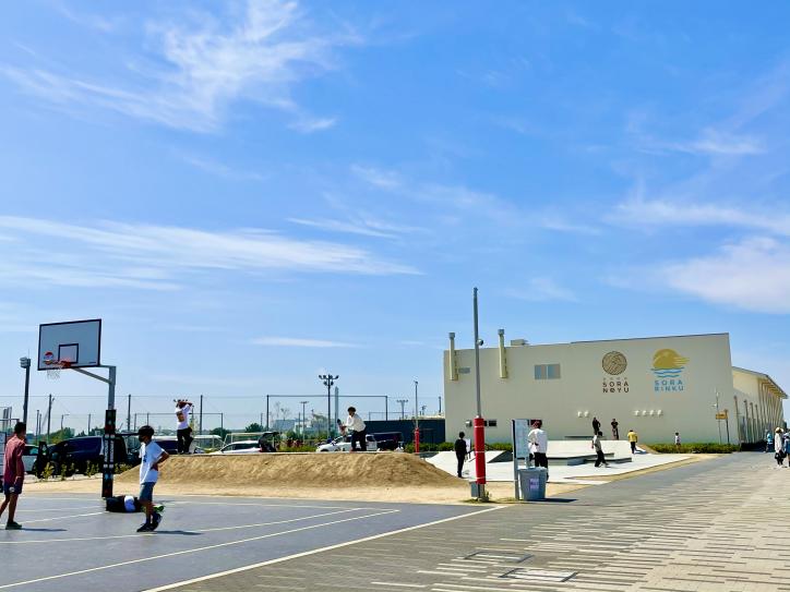 <font color='blue' size='2'>Right next to the parking lot is our meeting spot, “SUNCOURT” for 3 X 3 basketball, and shiny Osaka bay with blue sky reflection!</font>